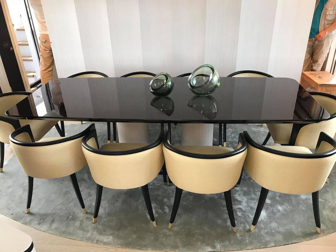 Elegante tavolo e poltroncine su misura per imbarcazioni di lusso