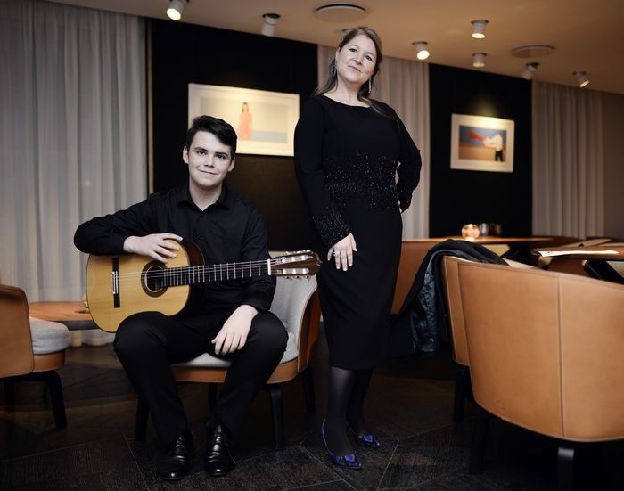 louisa beard and student with guitar