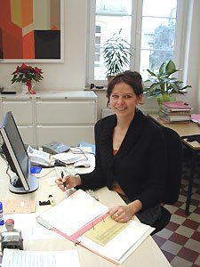 Eine Frau sitzt an einem Schreibtisch vor einem Computer
