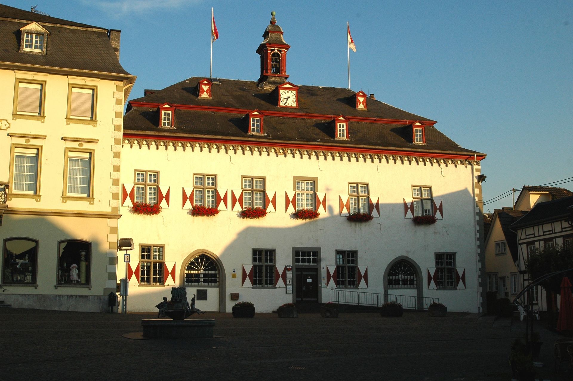Ein großes weißes Gebäude mit einem Uhrenturm auf der Spitze
