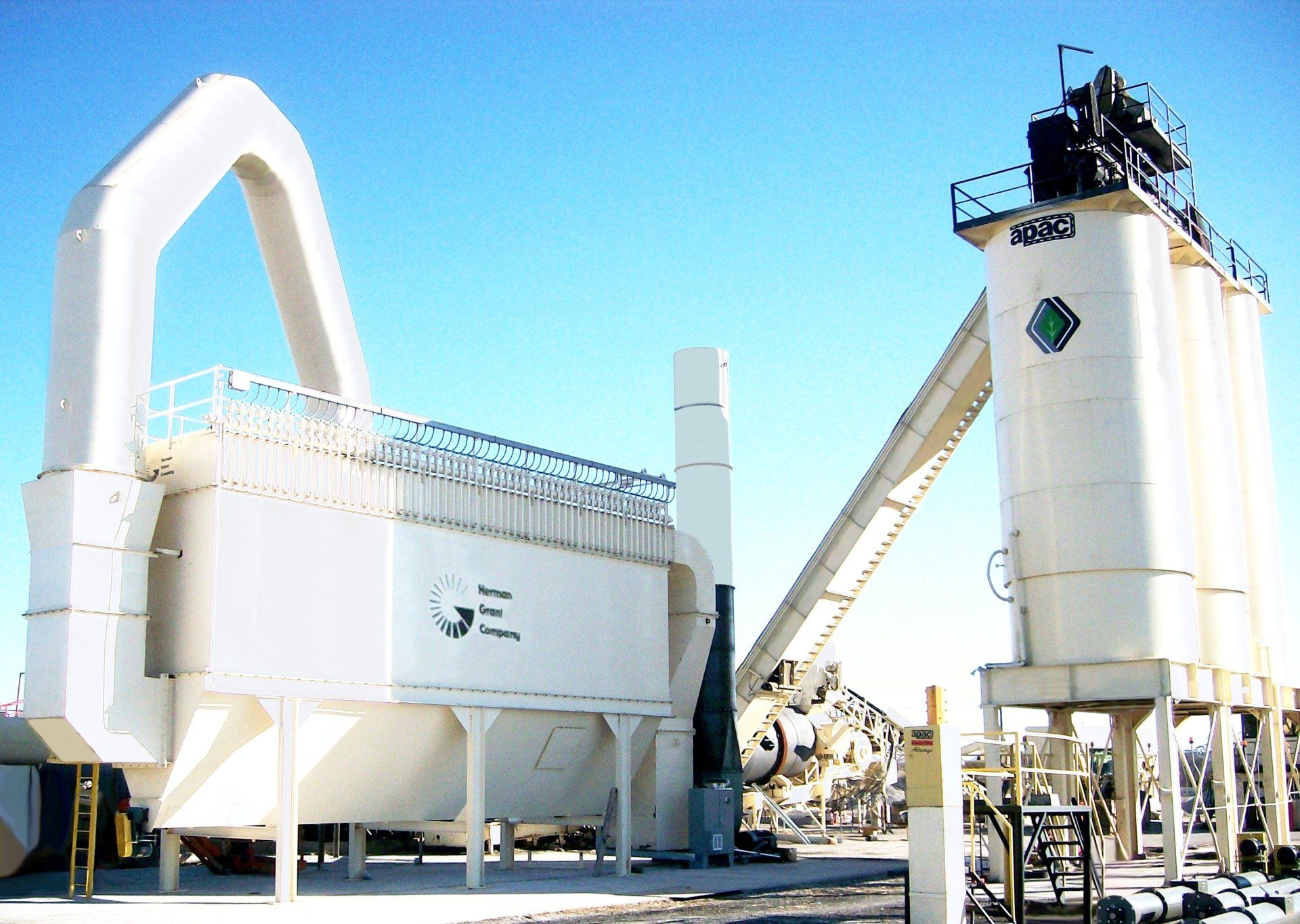 A large white silo with the word kansas on it