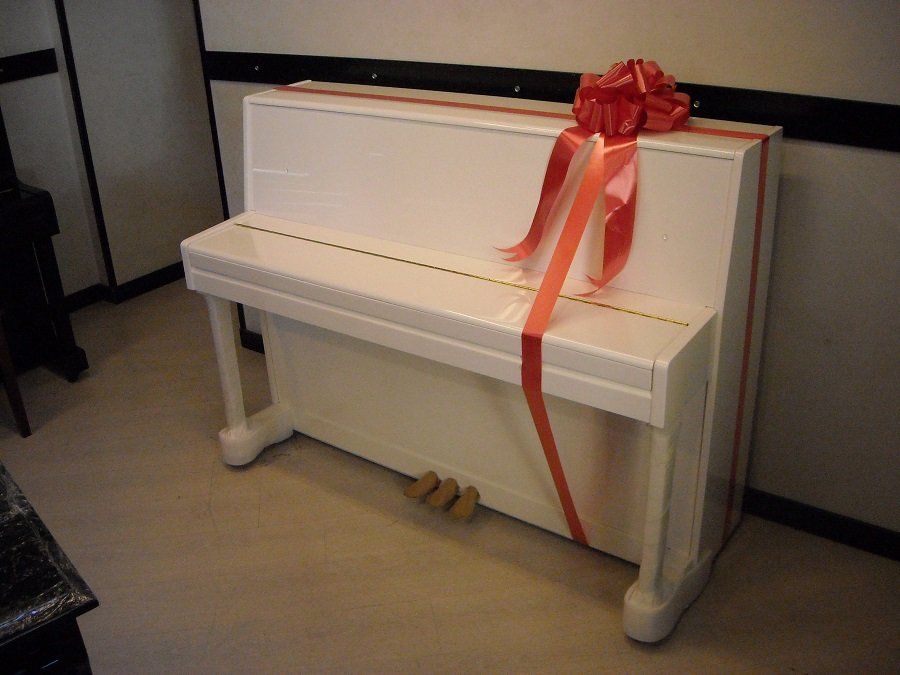 Pianoforte con fiocco rosso