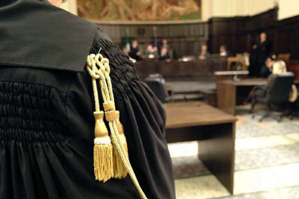 un avvocato in tribunale di spalle