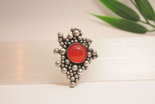 Zilveren broche balletjes carneool van Karen Klein edelsmid