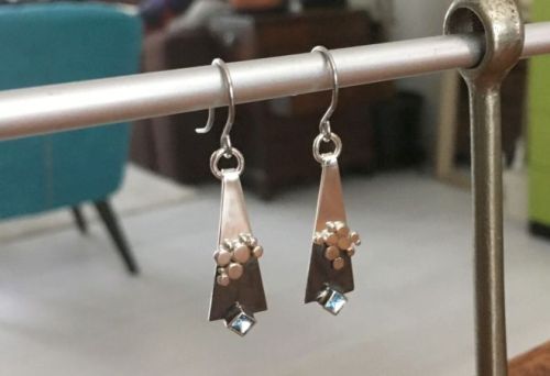 Zilveren oorhangers met blauwe topaas van Karen Klein edelsmid