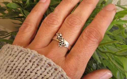 zilveren ring dwars schuim zilveren balletjes van Karen Klein edelsmid