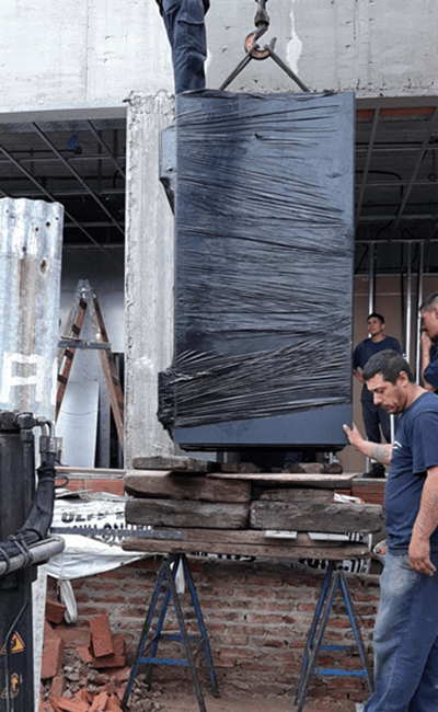 Un grupo de hombres está trabajando en una gran pieza de metal.