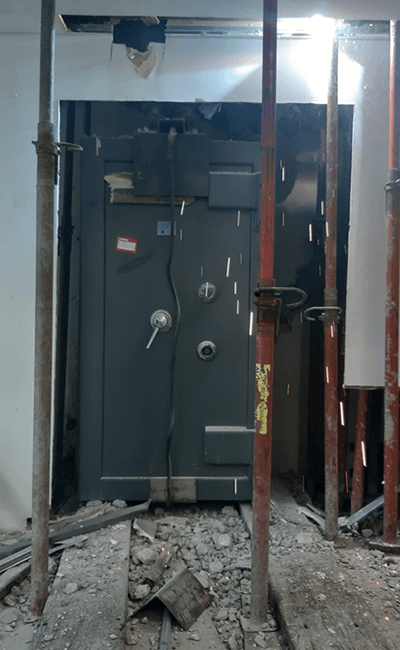 Una gran caja fuerte se encuentra en el medio de una habitación rodeada de andamios.