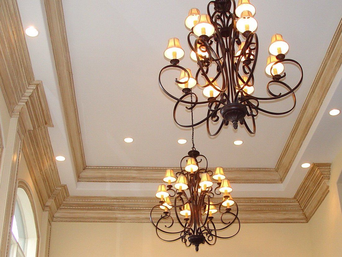 Ceiling Featuring Decorative Moulding
