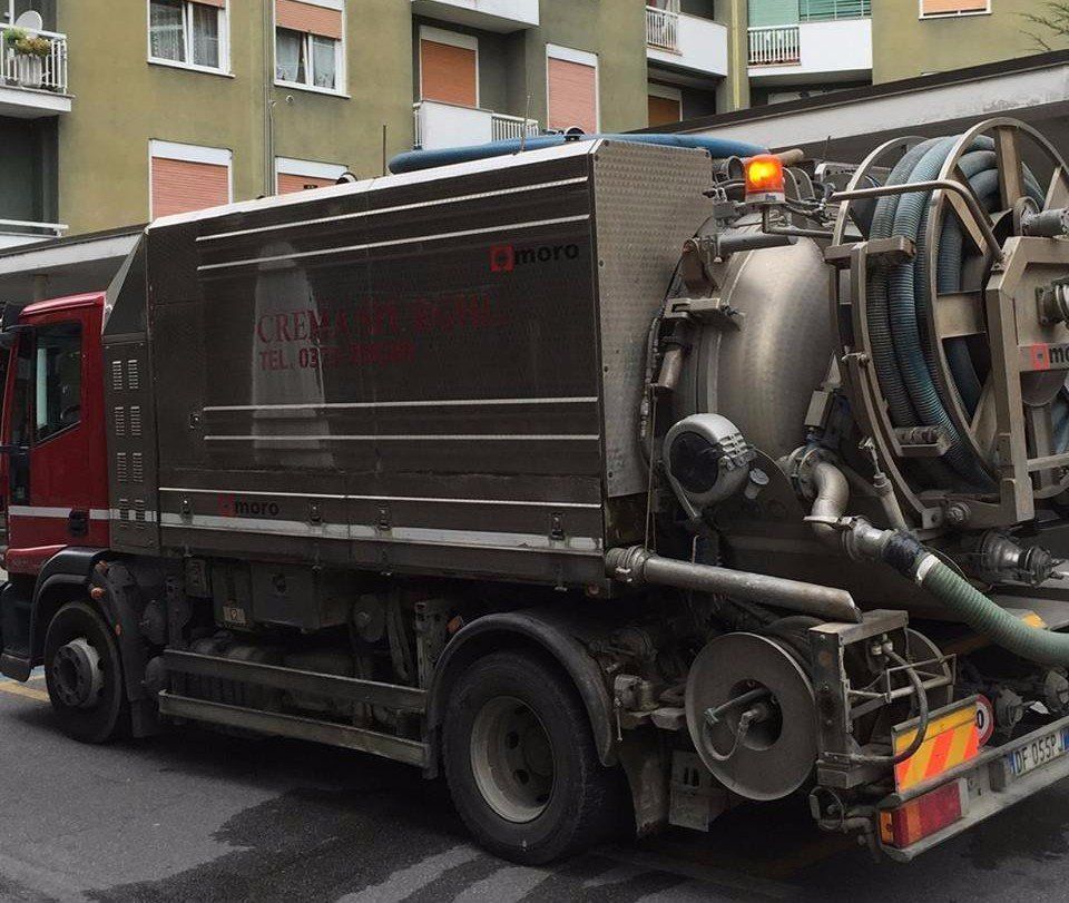 Camion per il servizio di pulizia di fosse settiche e pozzi neri
