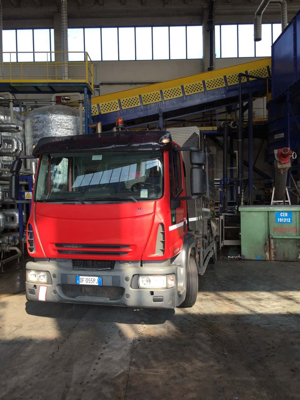 camion rosso nello stabile