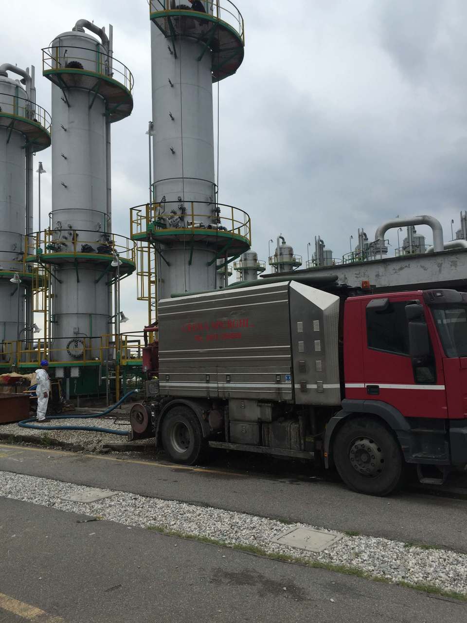 camion rosso con silos sullo sfondo