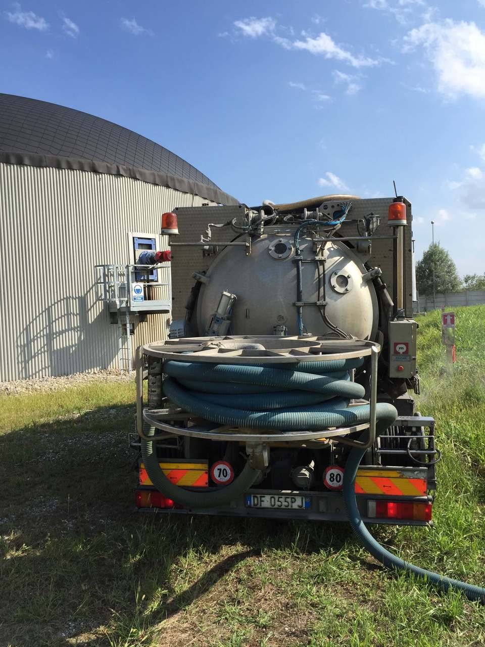 camion spurghi vicino ad una cisterna