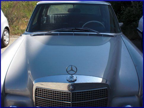 Ein silberner Mercedes steht auf einem Parkplatz