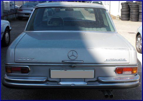 Ein silberner Mercedes steht auf einem Parkplatz