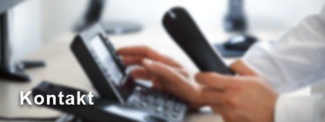 Eine Person tippt auf einem Telefon mit dem Wort „Kontakt“ in der Ecke