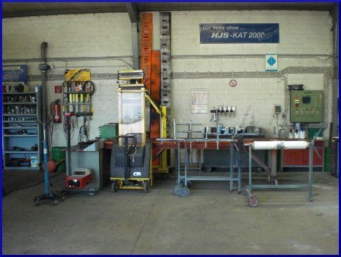 Eine Werkstatt mit einem Schild mit der Aufschrift „Mar-Kat 2000“