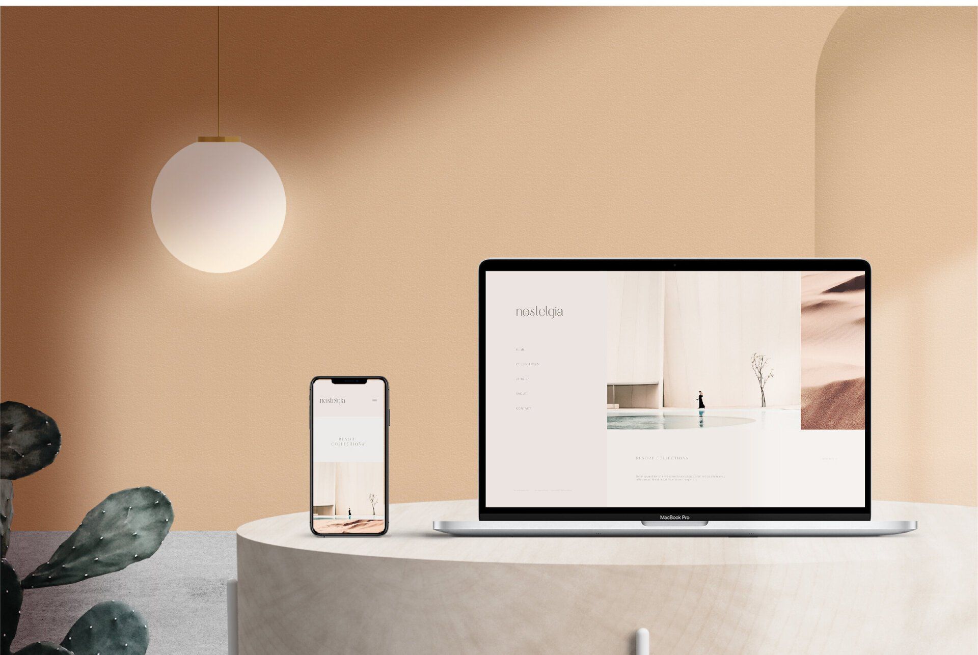 Escritorio minimalista con un portátil y un teléfono inteligente sobre una mesa blanca frente a una pared beige.