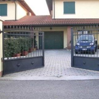 un cancello aperto in ferro di una villa