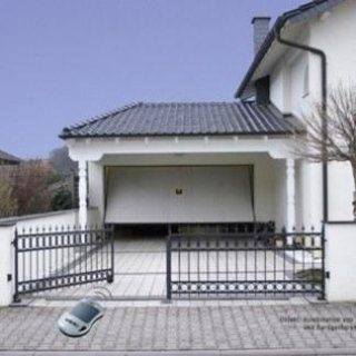 un telecomando e un box semi aperto