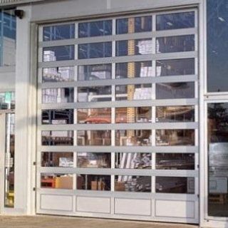 una porta di un magazzino