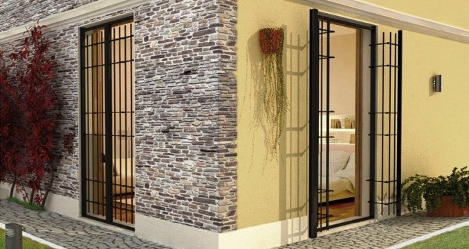 delle porte di una casa con le griglie