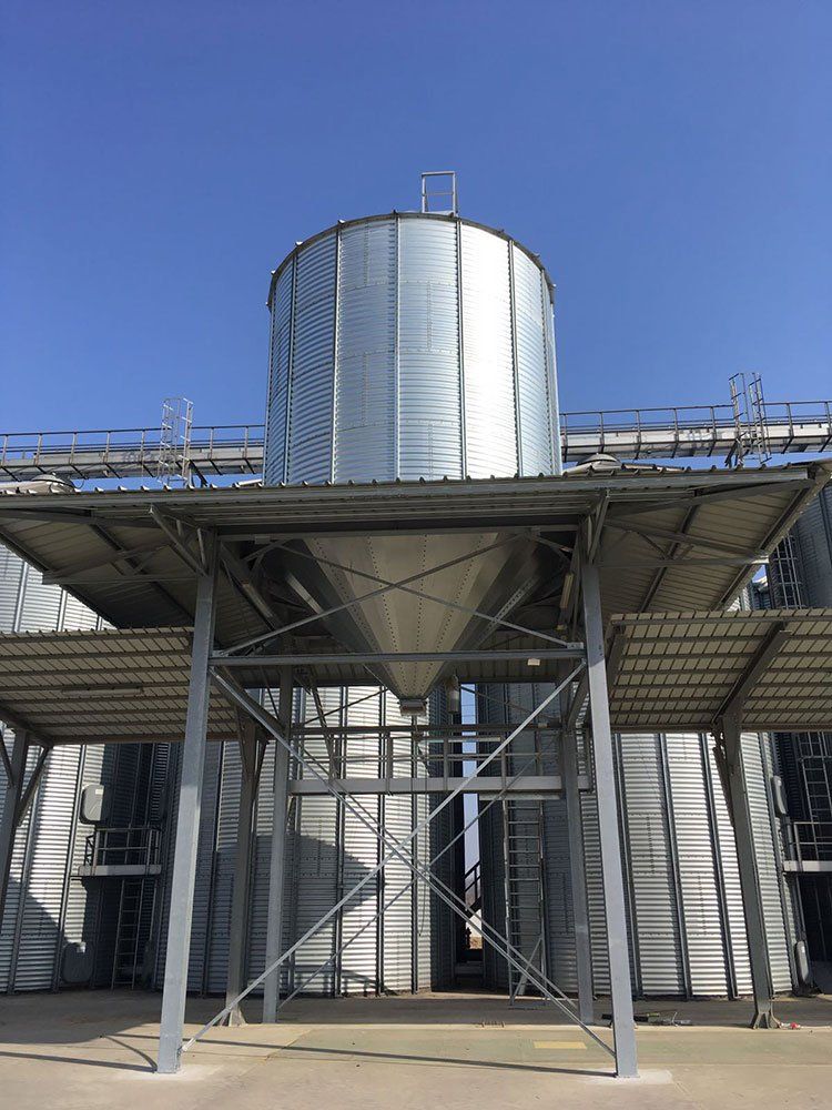 cisterna alimentare all'esterno di un impianto agroalimentare