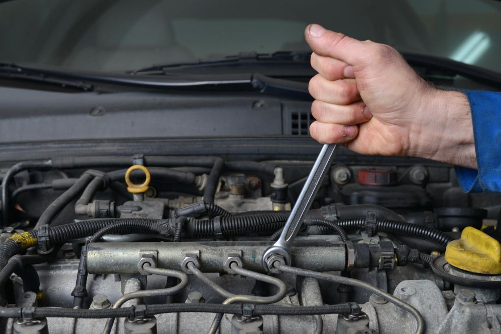 meccanico durante una riparazione auto