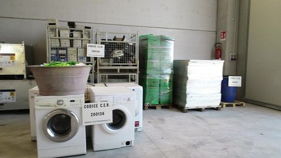 centro stoccaggio e smaltimento di elettrodomestici