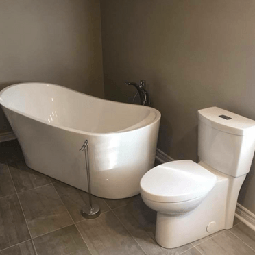Il y a une baignoire et des toilettes dans la salle de bain.