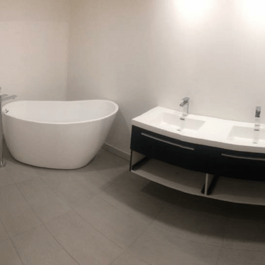 Une salle de bain avec une baignoire et deux lavabos