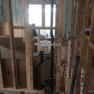 Un mur en bois avec des tuyaux et une boîte avec la lettre l dessus