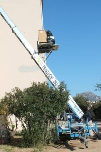 Scatole su un elevatore per mobili