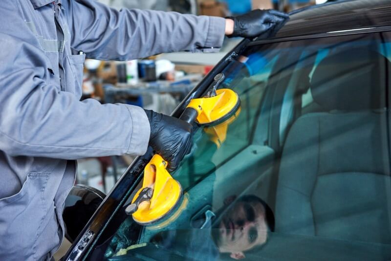 Sostituzione del vetro di una auto
