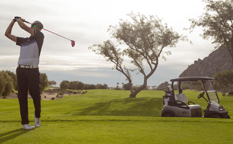 un ragazzo e una ragazza con occhiali da sole