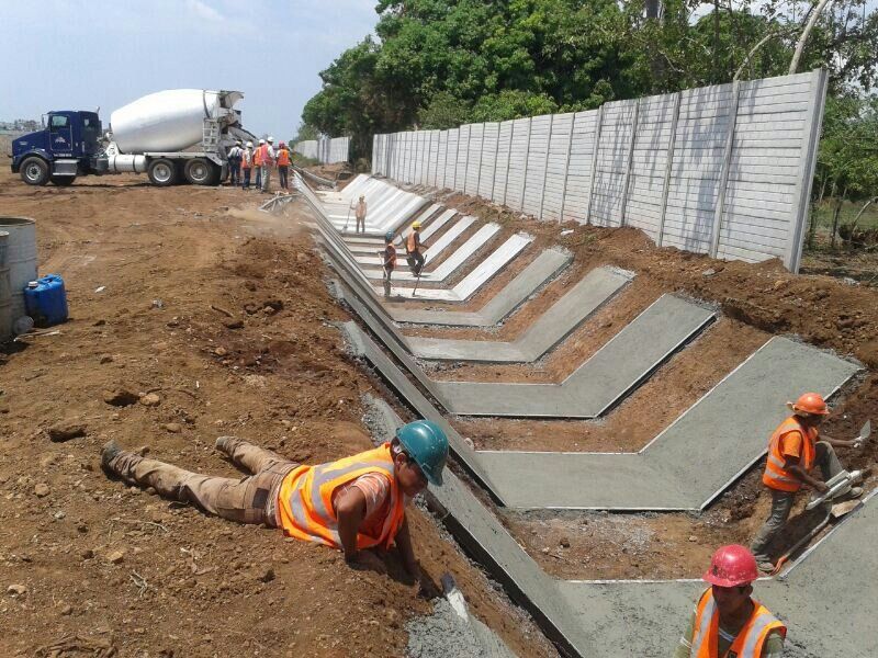 Macromix personas trabajando en planta solar
