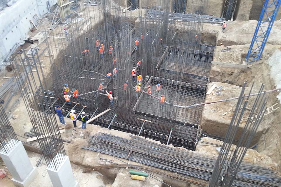 Macromix personas en construcción de edificio