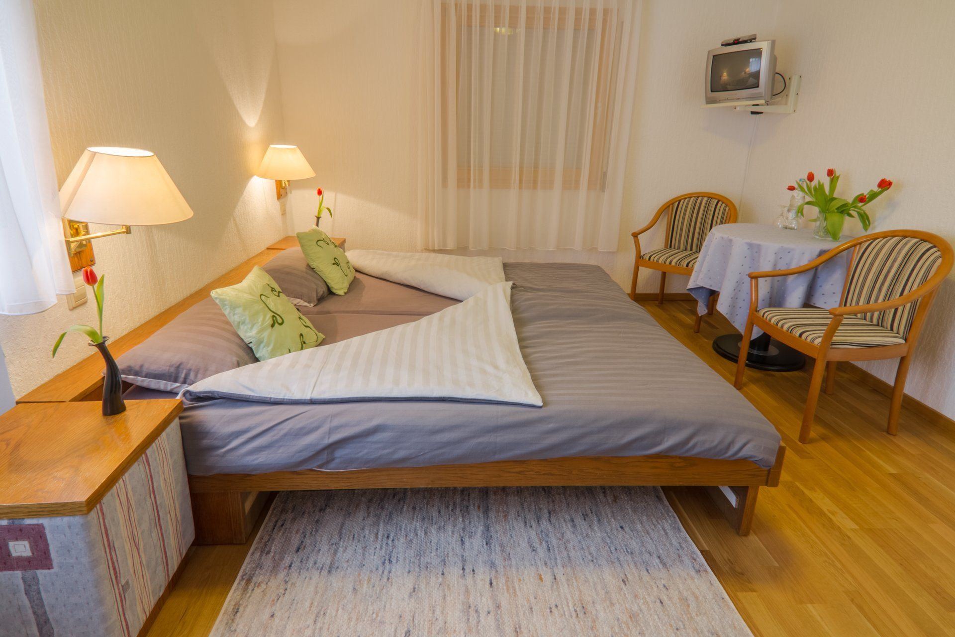 Ein Schlafzimmer mit einem großen Bett und zwei Stühlen