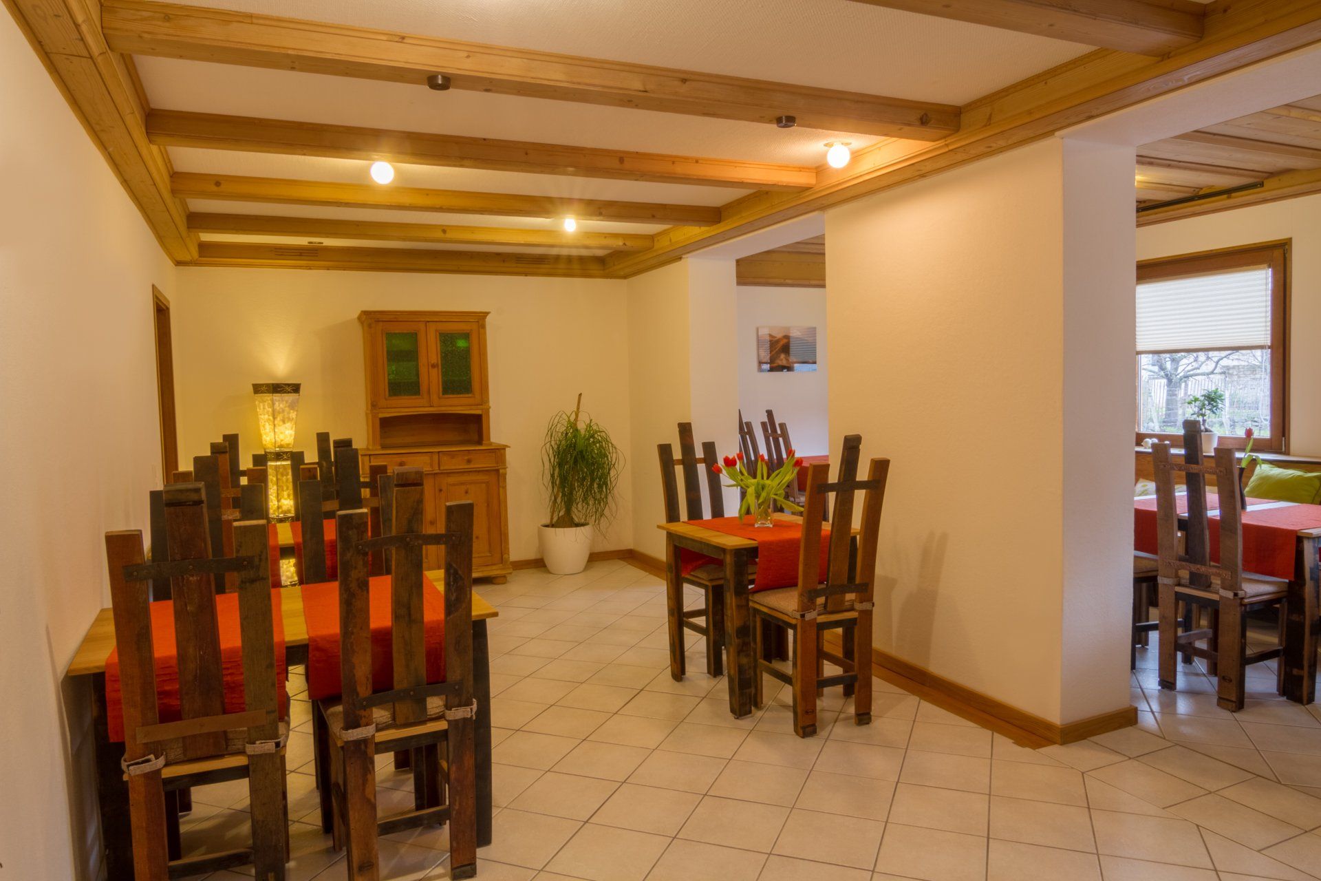 Ein Esszimmer mit Tischen und Stühlen.