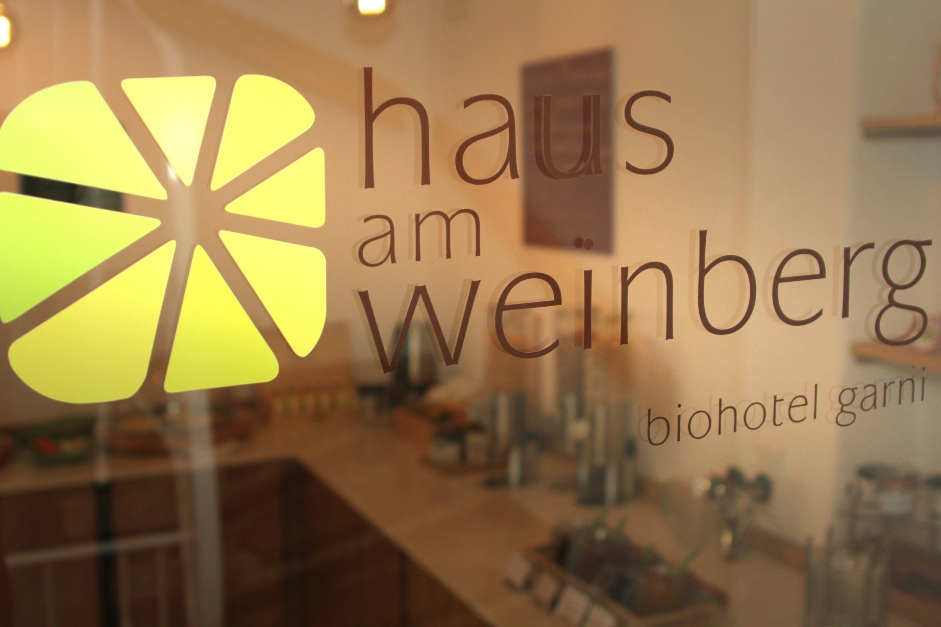 Eine Küche mit einem Schild mit der Aufschrift „Haus am Weinberg“