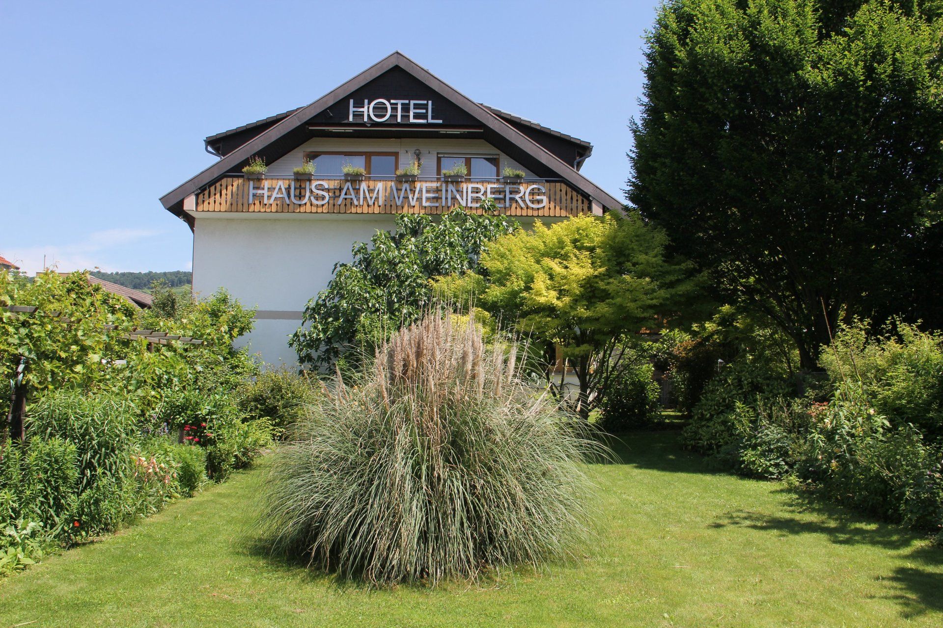 Ein großes weißes Gebäude mit dem Wort „Hotel“ darauf