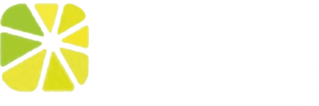 Eine grüne und eine gelbe Zitronenscheibe auf weißem Hintergrund.