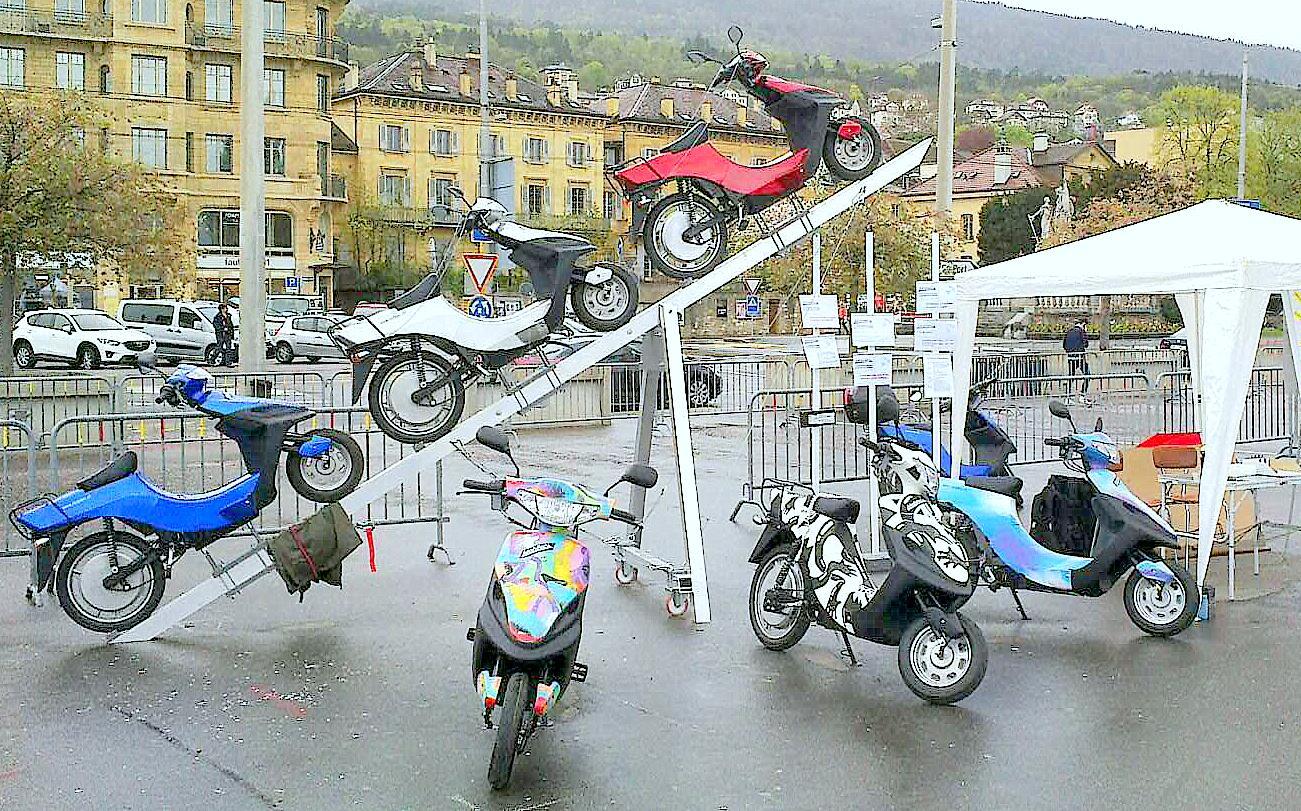 Un groupe de motos est garé sur un parking.