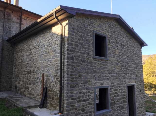 Facciata esterna di una casa ristrutturata