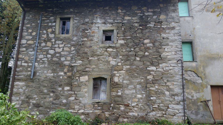 esterno casa in pietra prima della ristrutturazione