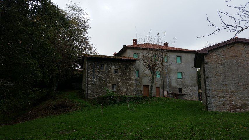 casa con mura in pietra prima della ristrutturazione