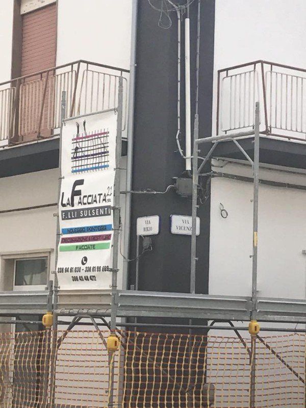 ponteggio per lavoro di ristrutturazione edile