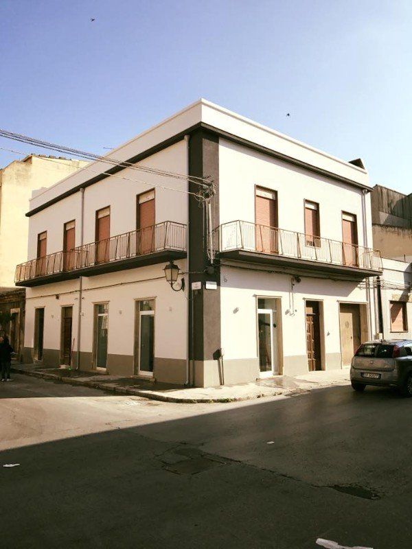 edificio civile con facciata ristrutturata