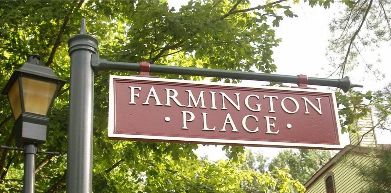 A sign that says farmington place on it