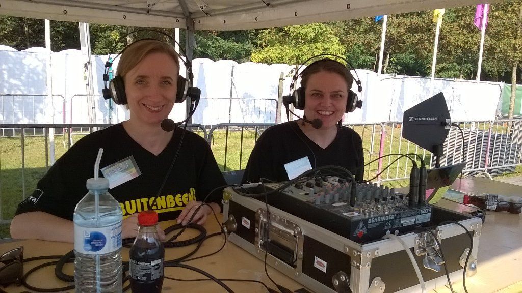 Audiobeschrijvers Susanne (links) en Priscilla (rechts) aan het werk op Buitenbeenpop